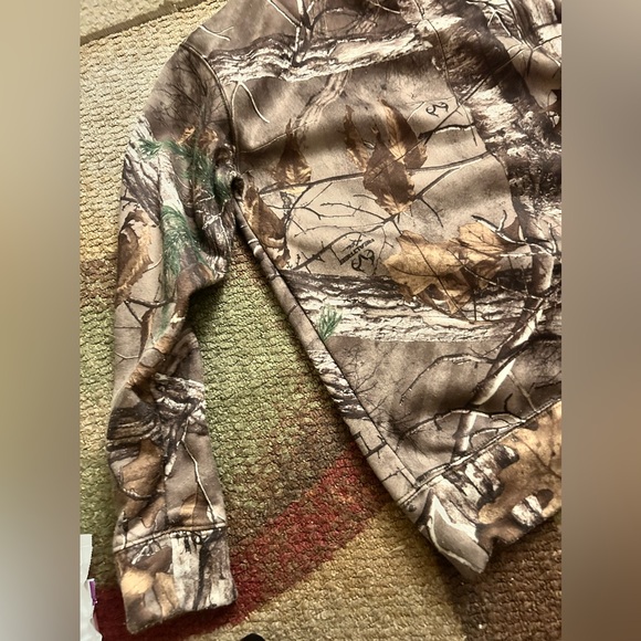 Small Realtree camo sweatshirt - Picture 6 of 9